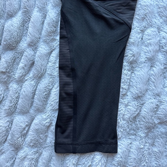 Lululemon Black Stripped Leggings Mesh Cutouts Size 10 - Picture 5 of 6